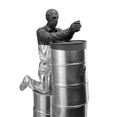 Willy Verginer bidt op een olievat